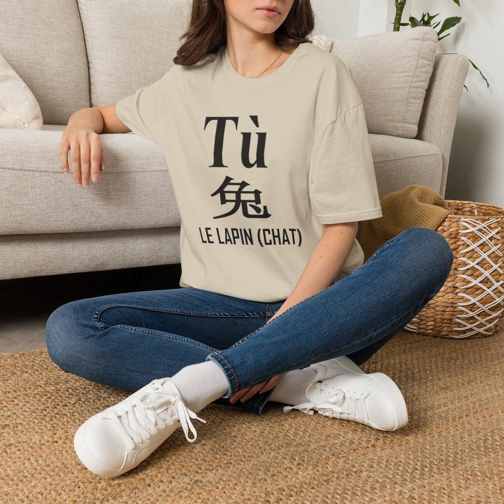 04 Lapin (Chat) — T-shirt Typographique — Couleurs Claires — Français