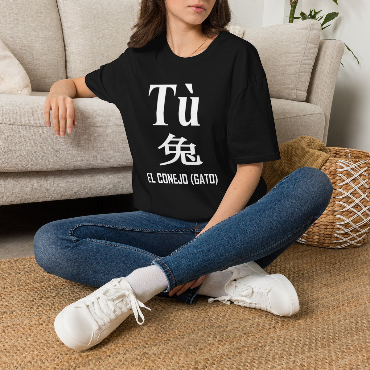 04 Conejo (Gato) — Camiseta Tipográfica — Colores Oscuros — Español