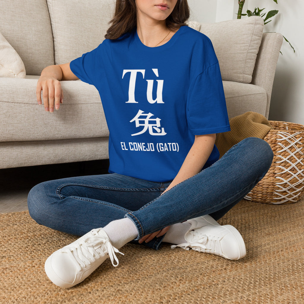 04 Conejo (Gato) — Camiseta Tipográfica — Colores Oscuros — Español