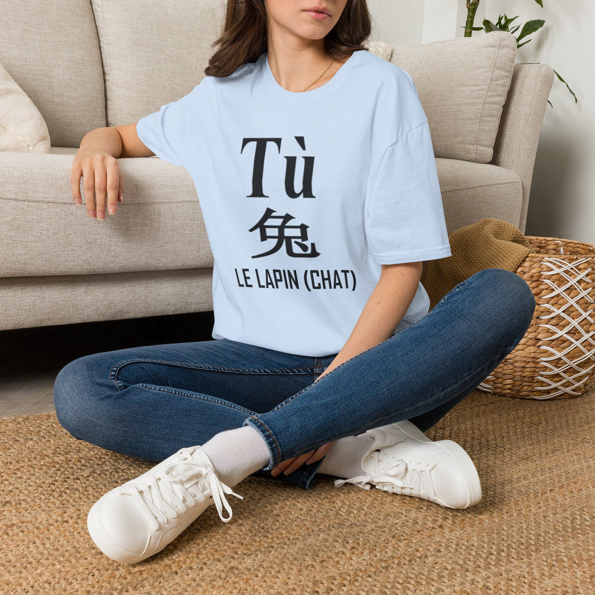 04 Lapin (Chat) — T-shirt Typographique — Couleurs Claires — Français