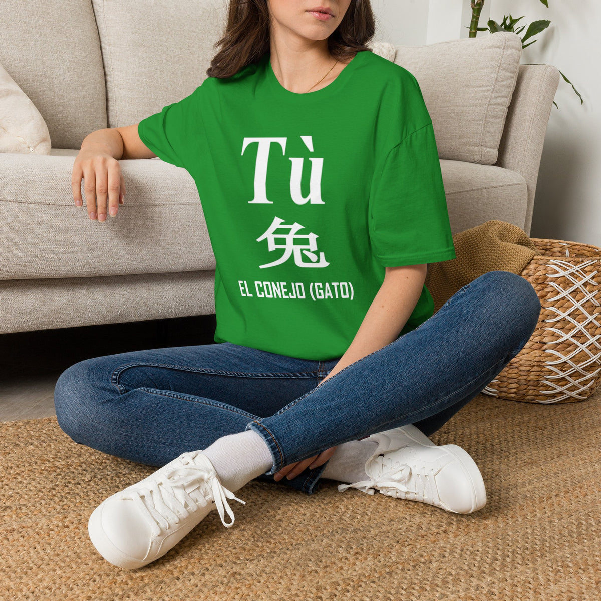04 Conejo (Gato) — Camiseta Tipográfica — Colores Oscuros — Español