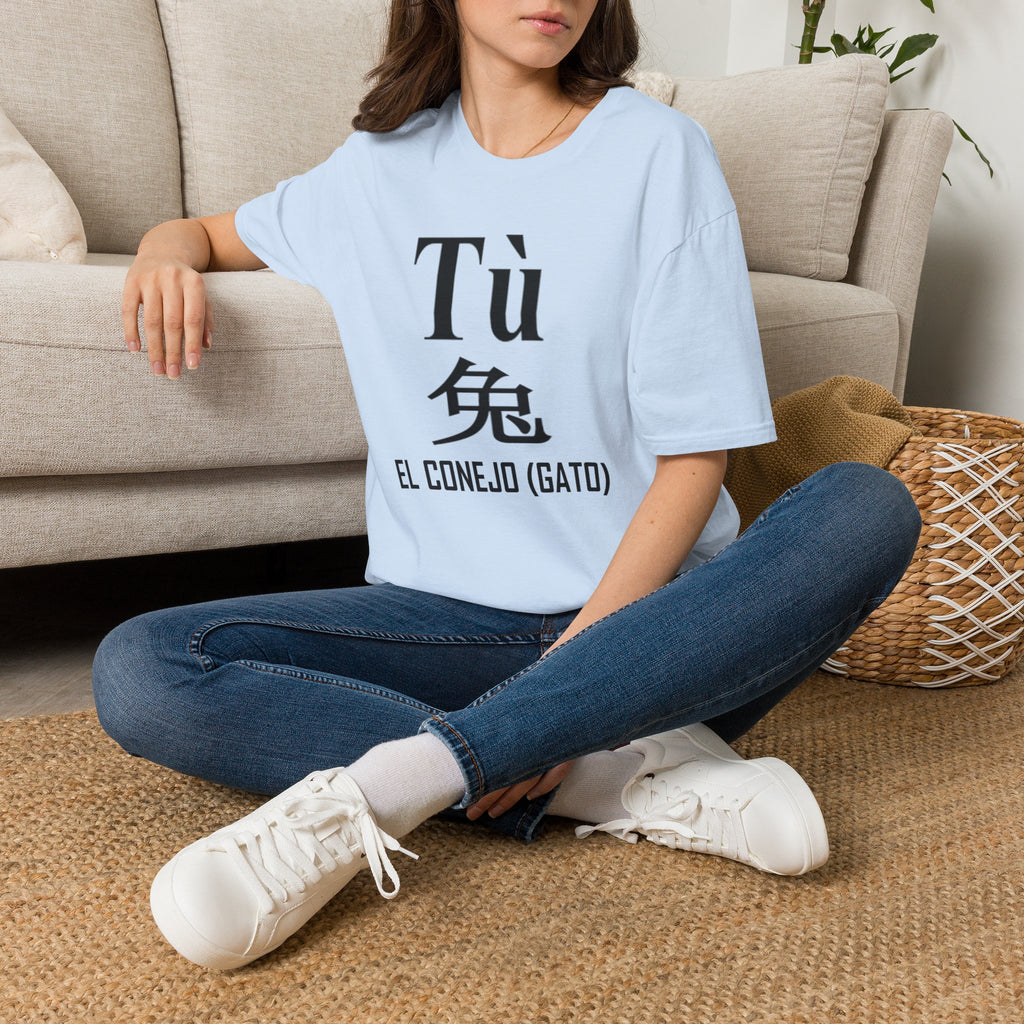 04 Conejo (Gato) — Camiseta Tipográfica — Colores Claros — Español